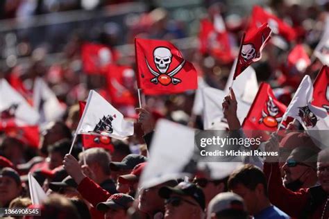 Tampa Bay Buccaneers Flag Photos and Premium High Res Pictures - Getty ...