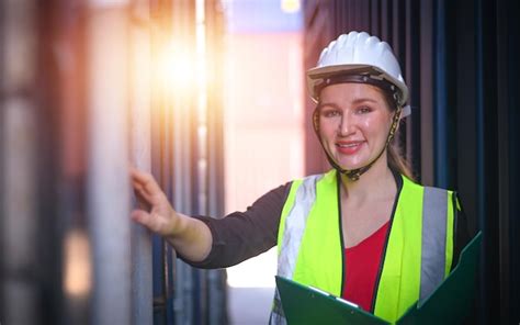 Mujer Ingeniera Trabajadora Que Trabaja Comprobando En El Puerto De