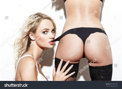 3 382 imágenes de Sexy lesbian lingerie Imágenes fotos y vectores de stock Shutterstock