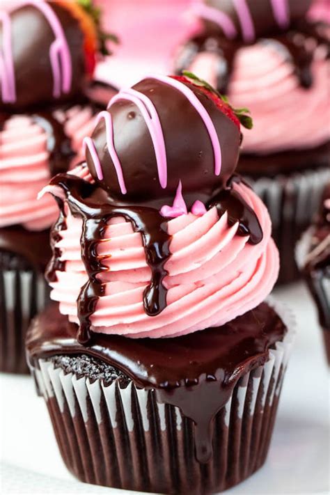 Chocolate Covered Strawberry Cupcakes ~ Recipe Queenslee Appétit