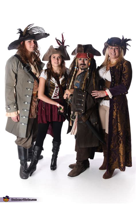 Jack Sparrow Men's Halloween Costume | Best DIY Costumes - Photo 4/4