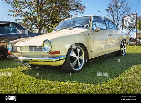 Vehículo Volkswagen Karmann Ghia 1975 en exhibición en la feria de