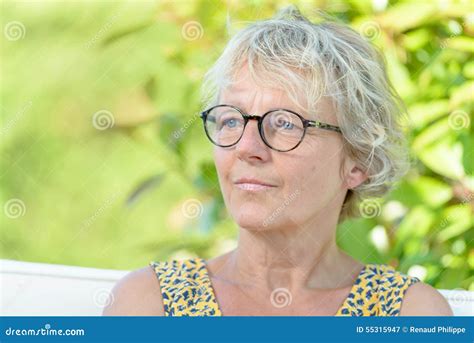 Retrato De Una Mujer De Mediana Edad Hermosa Imagen De Archivo Imagen