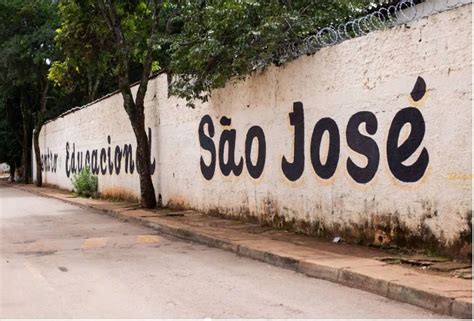 Adolescente De 15 Anos Invade Escola Duas Facas E Fere Quatro