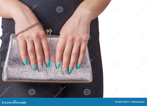 Mani Femminili Con Il Manicure Blu Che Tiene Una Borsa Dargento