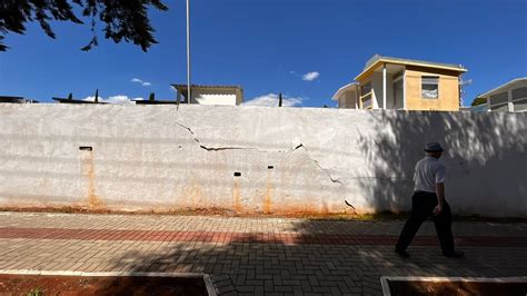 Fotos Rachaduras Em Muro De Cemit Rio Geram Medo Em Chapec