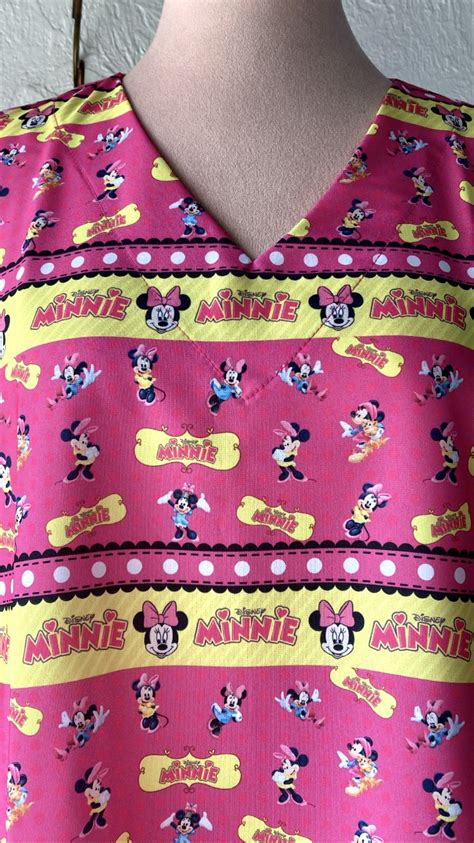 Blusa Scrub de Pijama Cirúrgico Estampado Unissex Minnie fundo rosa