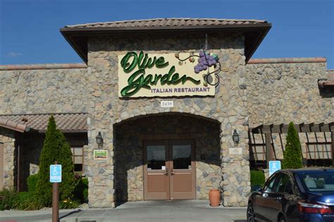 Florida Man Arrested Outside Olive Garden While Angrily Eating Pasta - Thrillist