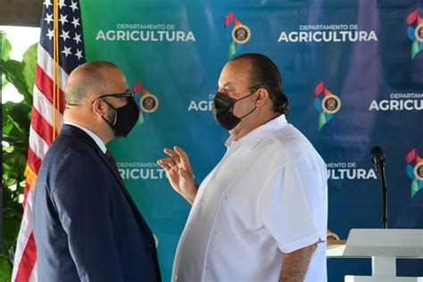 Secretario De Agricultura Es Parte De Una Empresa Que Vende Equipo A Agricultores Con Fondos