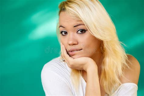 Bezorgde Het Meisje Van Latina Van Het Mensenportret Het Bijten Lippen