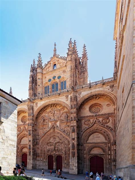 Fachada Principal De La Nueva Catedral De Salamanca Detalles Propensos