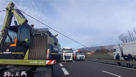 Un convoi exceptionnel accroche un câble électrique l A48 coupée