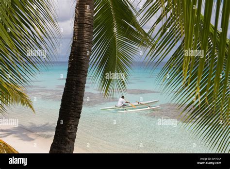 L homme sur pirogue à pagayer dans le lagon de Fakarava Fakarava aux