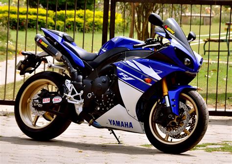 Life With A Superbike: 3. Ringo's Yamaha R1 2010