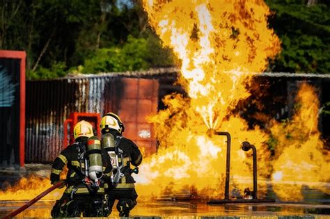 Os bombeiros estão realizando exercícios de incêndio pulverizando água