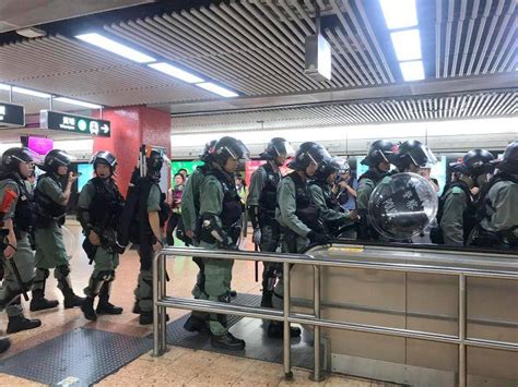 示威者破壞旺角港鐵站設施防暴警察入站驅散 商台新聞 Line Today