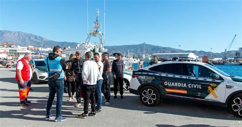 Detenidos Migrantes Tras Arribar En Una Playa De La Costa De Granada