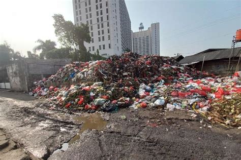 Foto Menengok Gunungan Sampah Di Tps Pasar Kemiri Muka Yang Berbau Busuk