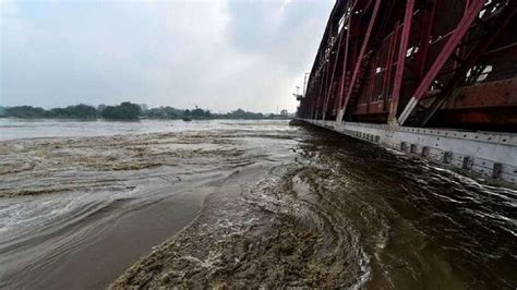 Delhi Alert Sounded As Yamuna Water Level Crosses Danger Mark India Tv