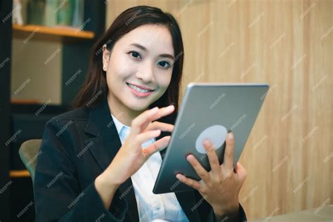 Premium Photo Asian Business Women Using Tablet For Working At Office