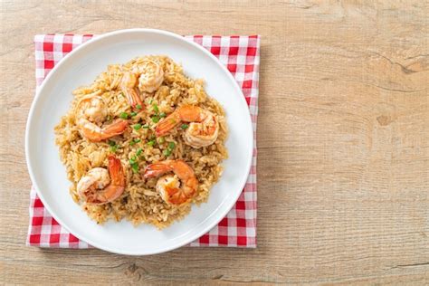 Premium Photo | Garlic fried rice with shrimps or prawns