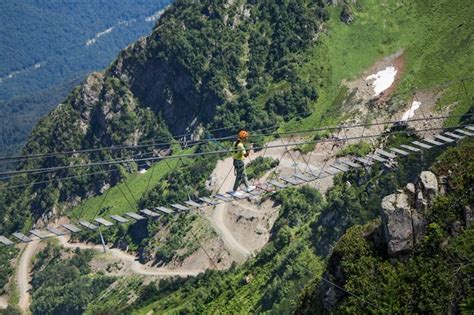 Un Hombre Camina Sobre Un Puente De Cuerda Transparente Sobre Un