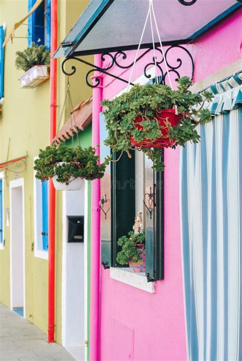 Calle Con Edificios Coloridos En La Isla De Burano Foto De Archivo