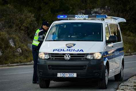 Zadarski Policija Ju Er Zaustavila Godi Njaka Vozio Je Motor Bez