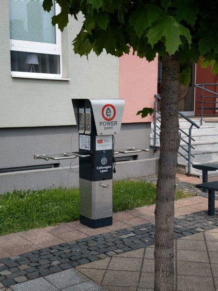 Liptowski Hrádok Urząd Miasta stacja ładowania rowerów elektrycznych