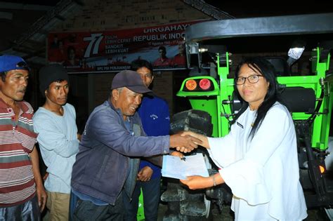 Pemkab Samosir Serahkan Traktor Bantuan Kementan Ri Kepada Kelompok