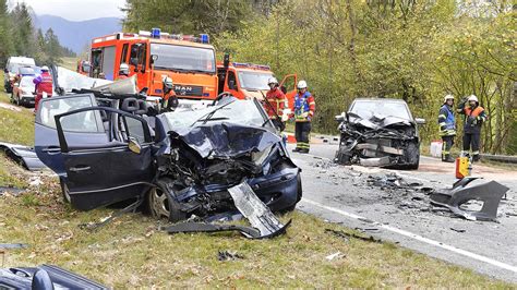 Bayern Mittenwald Schwerer Unfall Auf Der B Frau Stirbt Bei