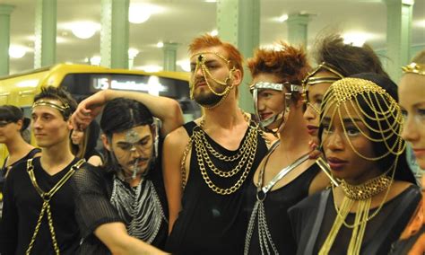 Sadomasoquista O Que E - Modelos desfilam roupas sadomasoquistas em metrô de Berlim - Jornal O Globo