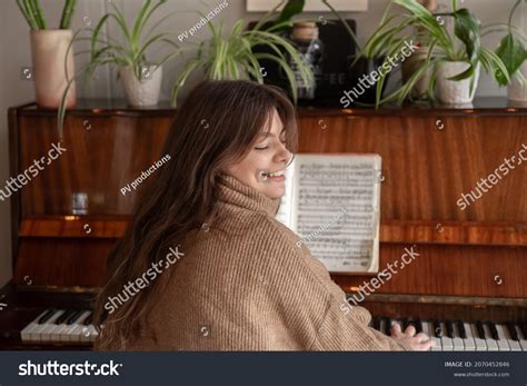 27957 Piano Woman Images Stock Photos And Vectors Shutterstock