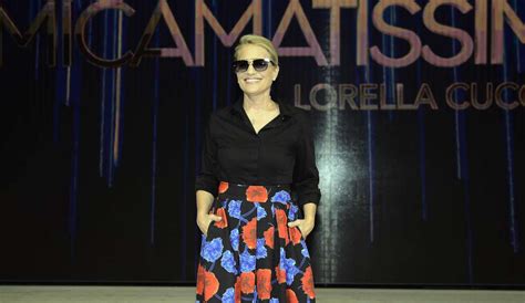 Heather Parisi Arriva Lufficiale Giudiziario Durante Belve