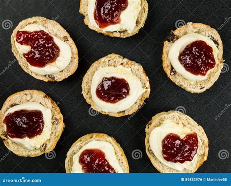 Scones Con Crema Y Mermelada De Fresa Coaguladas Foto De Archivo