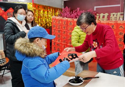 八角街道八角中里社区开展“笔墨迎新年，春联送福至” 活动北京时间新闻