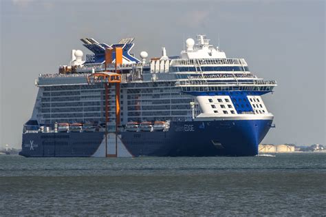 Hawaii officials investigate cruise ships too close to coast