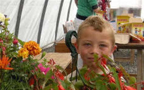 Kermesse De Lécole Publique Le Stand Des Fleurs Pris Dassaut Le