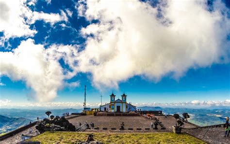 Santuário Nossa Senhora da Piedade no meio das montanhas de Minas