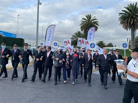 Pilotos Y Sobrecargos Se Manifestaron En La Terminal 2 Del Aicm Por