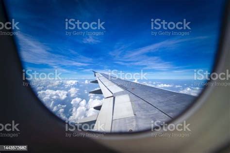 Sayap Pesawat Terbang Di Atas Awan Terlihat Dari Jendela Kabin Foto