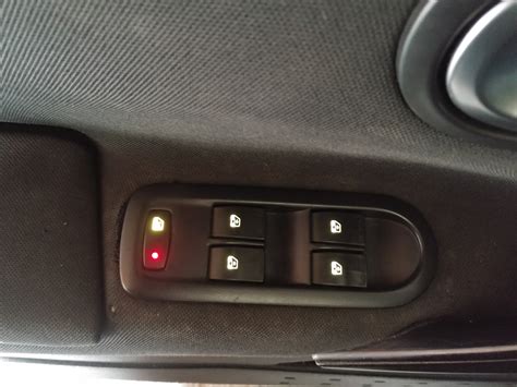 Подсветка кнопок стеклоподъемников. — Renault Megane II, 1,5 л, 2007 ...