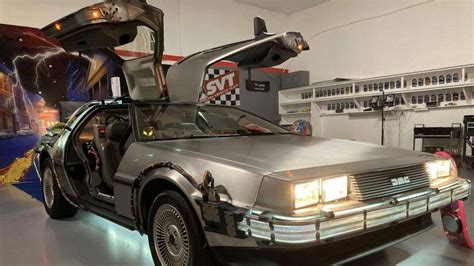 Máquina do tempo DeLorean DMC 12 do filme De Volta para o Futuro vai