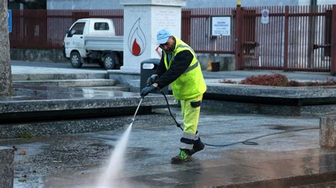 Pulizia Straordinaria Di Strade E Marciapiedi Con Idropulitrice E