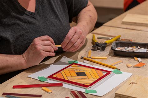 Initiation à la mosaïque fabriquer un sous plat Les Affûtés