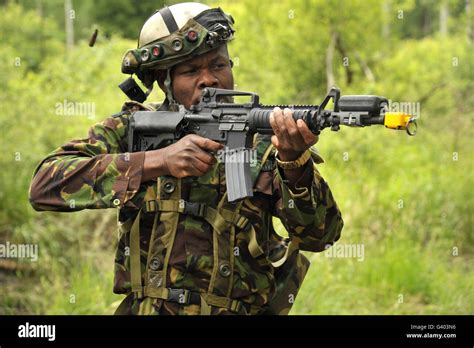 Un soldado de Kenia está equipado con sistemas de instrumentación