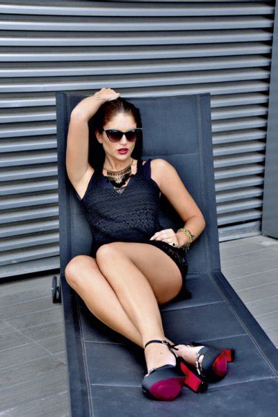 Constanza Piccoli posa en sesión de fotos en bikini