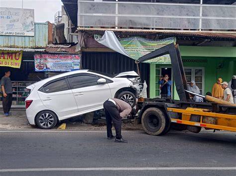 Diduga Salah Injak Pedal Mobil Di Bandar Lampung Tabrak Tiang Dan