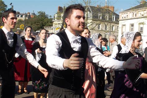 Costumes Traditionnels Bretons Du Morbihan Au Tradideiz De Vannes