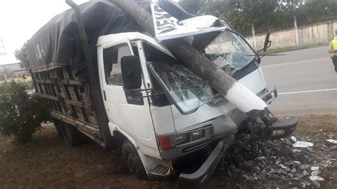 El Carmen Camión Se Estrella Contra Un Poste En La Vía A Chone